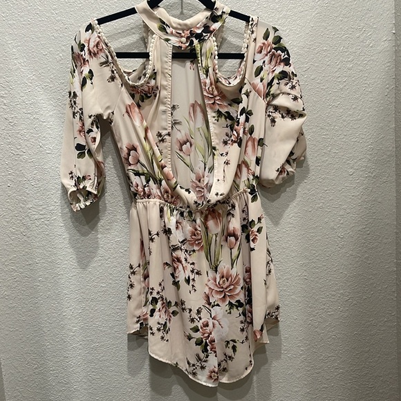 Women’s floral romper, Like New Condition - Picture 5 of 6